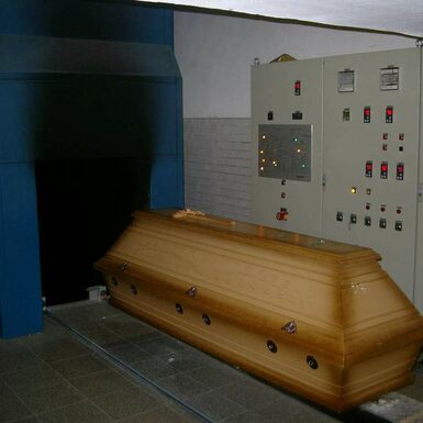 Ein Sarg steht vor dem Ofen im Krematorium