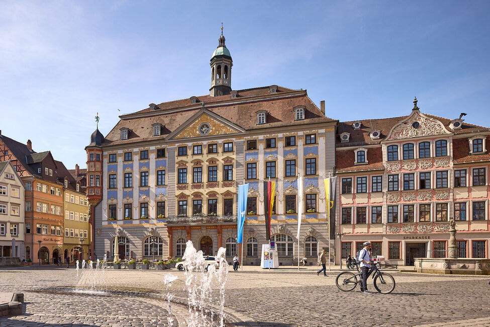 Blick vom Marktplatz der Stadt Coburg in Richtung Rathaus