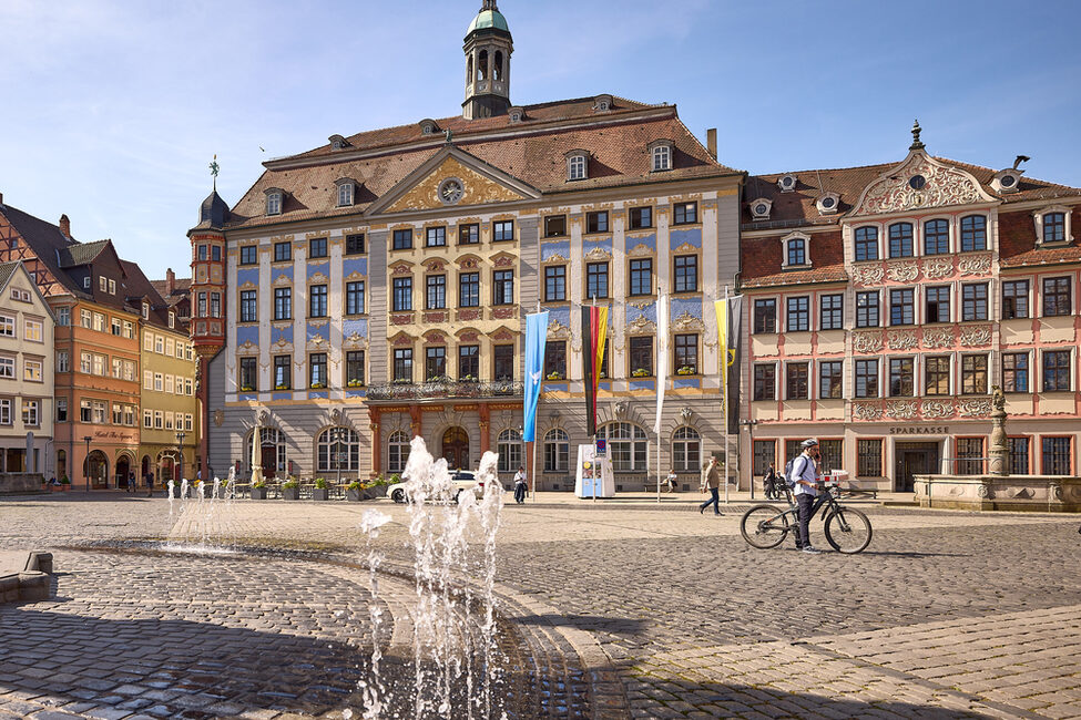 Blick vom Marktplatz der Stadt Coburg in Richtung Rathaus