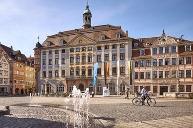 Blick vom Marktplatz der Stadt Coburg in Richtung Rathaus