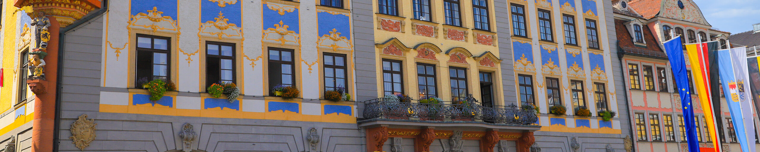 Fassade des Rathauses an einem sonnigen Tag