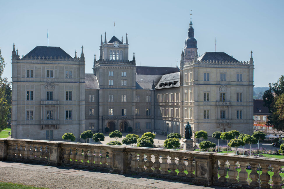 Schlossplatz und Ehrenburg von den Arkaden aus gesehen