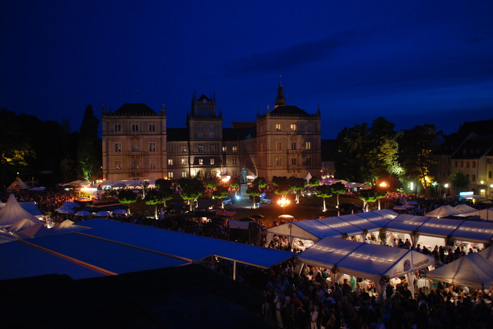 Schlossplatzfest mit Ehrenburg bei Nacht