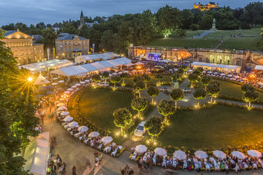 Schlossplatzfest mit Veste Coburg und Hofgarten am Abend