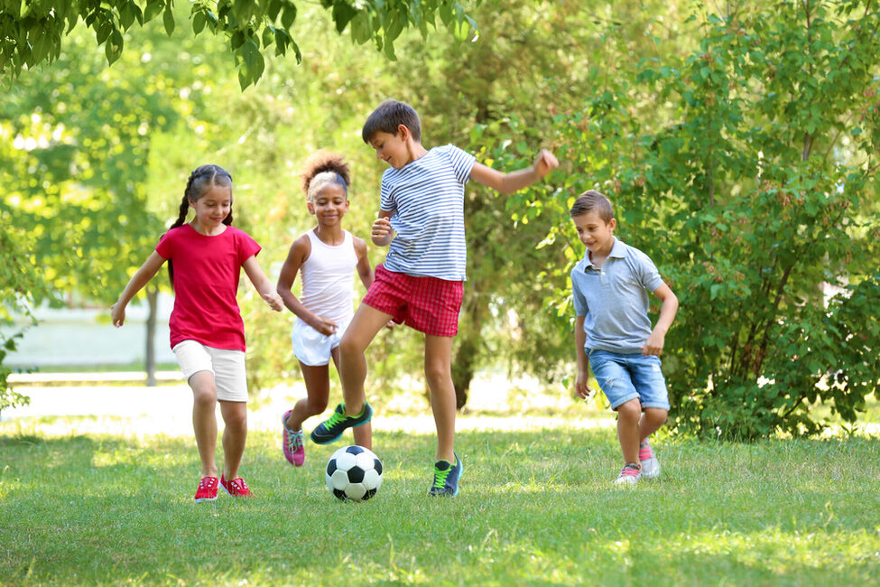 Kinder spielen im Park Ball