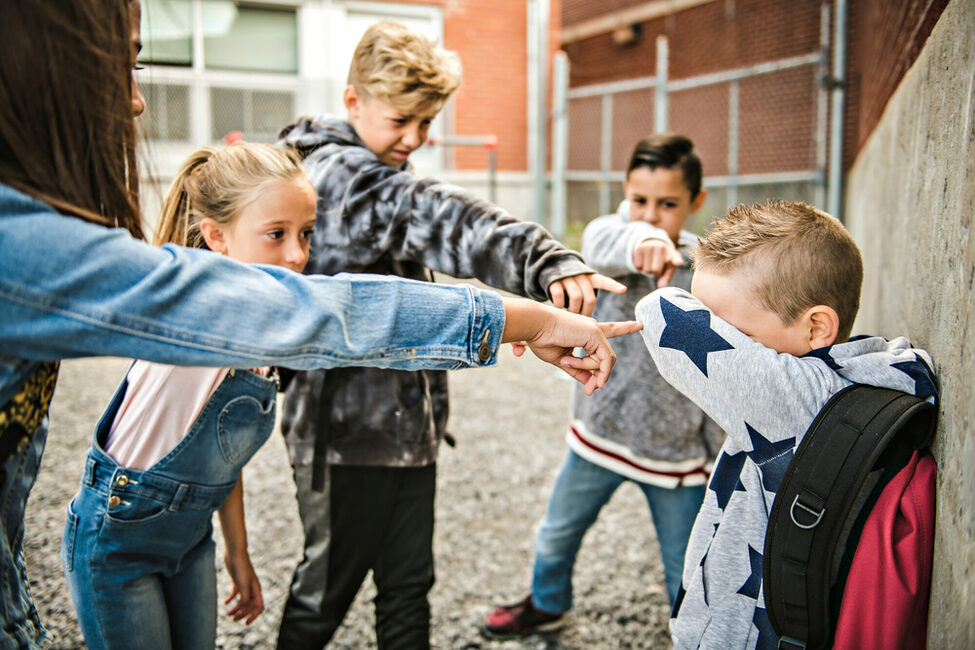 Kinder zeigen auf einen Schüler - Mobbing