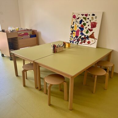 Unser Atelier lädt die Kinder dazu ein, mit Farben, Formen und unterschiedlichen Materialien zu experimentieren und ihrer Fantasie freien Lauf zu lassen.