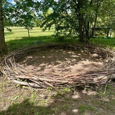 Dies ist unser Nestchen im Garten. Hier findet im Sommer unser Morgenkreis oder unser Goldtröpfchen statt. Unser Garten ist ein lebendiger Ort voller Möglichkeiten - speziell gestaltet, um Kindern Raum für Kreativität und eigenes Gestalten zu geben.