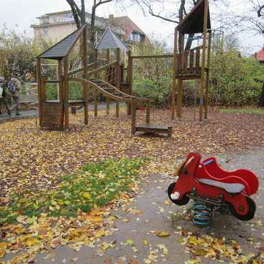 Spielplatz im Herbst