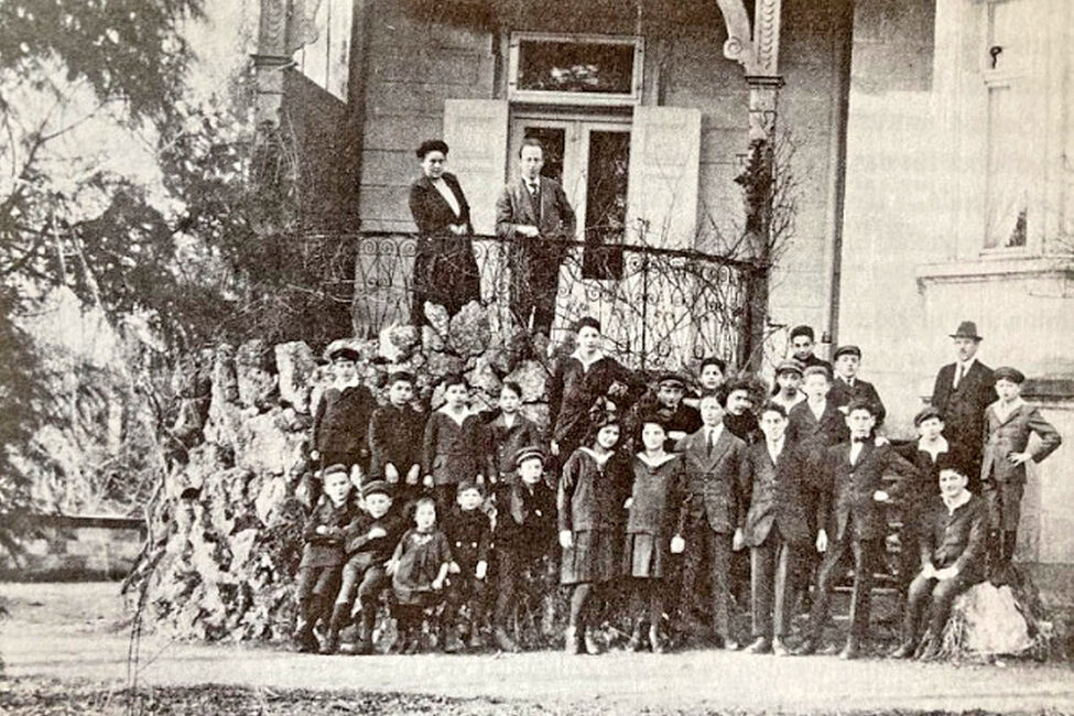 Das Ehepaar Hirsch mit einer Gruppe von Schülern vor ihrem Haus