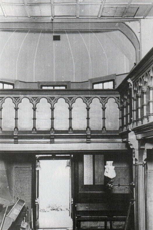 Blick auf Empore und Ausgang