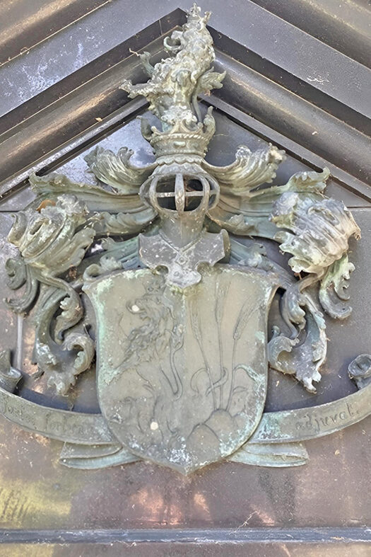 Wappen der Mayers auf deren Grabstätte am jüdischen Friedhof