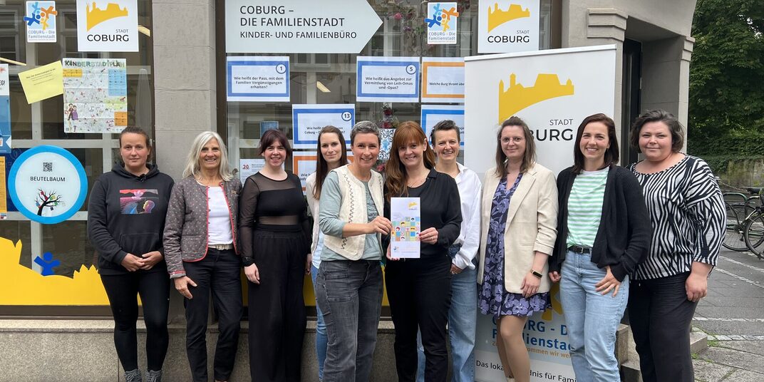 Mitglieder des Netzwerkes für Alleinerziehende, in der Mitte Gudrun Held, Diakonisches Werk Coburg e.V., Erziehungs- und Familienberatungsstelle und Bianca Haischberger, Leiterin der Stabsstelle Demografie, Bildung & Familie
