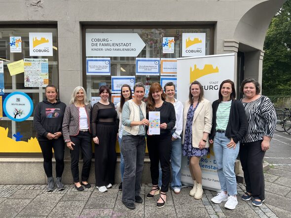 Mitglieder des Netzwerkes für Alleinerziehende, in der Mitte Gudrun Held, Diakonisches Werk Coburg e.V., Erziehungs- und Familienberatungsstelle und Bianca Haischberger, Leiterin der Stabsstelle Demografie, Bildung & Familie