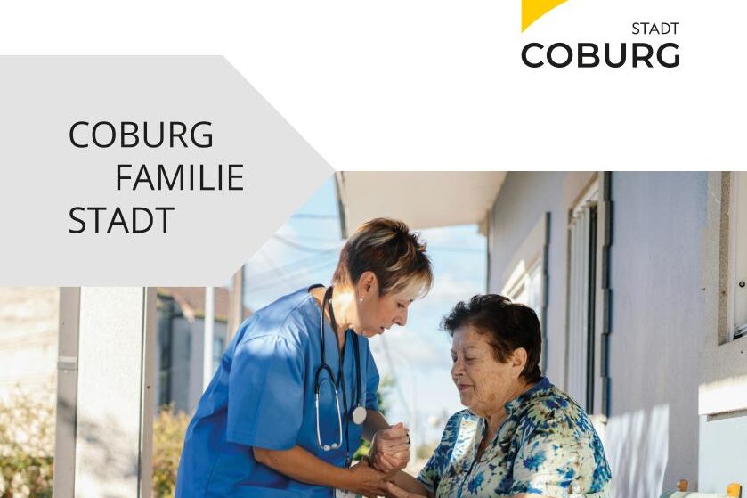 Pflegerin hilft älteren Frau beim Aufstehen.