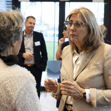 Zwei Frauen im Gespräch.