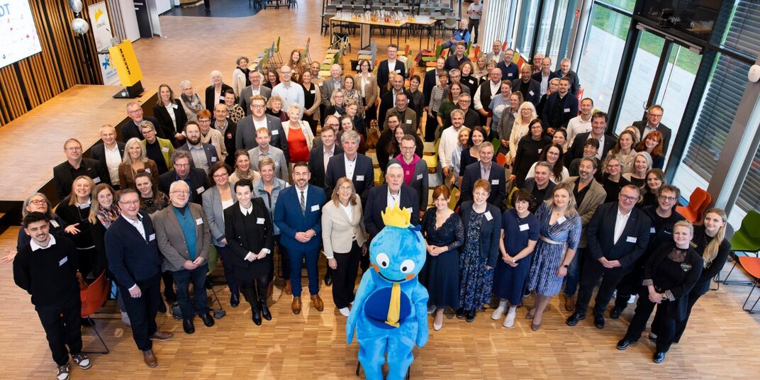 Gruppenbild aller Bündnispartner mit Maskottchen Büni im Vordergrund