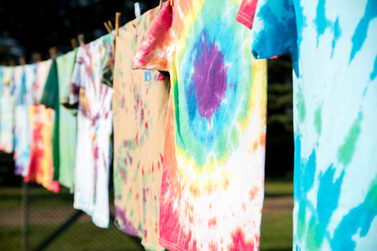 T-Shirts in Batik-Optik an einer Wäscheleine