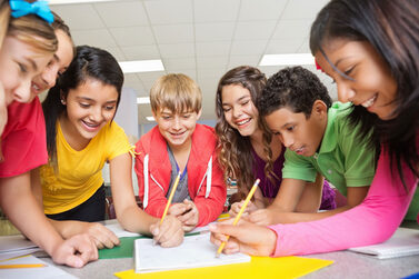 Kinder malen für ein Schulprojekt