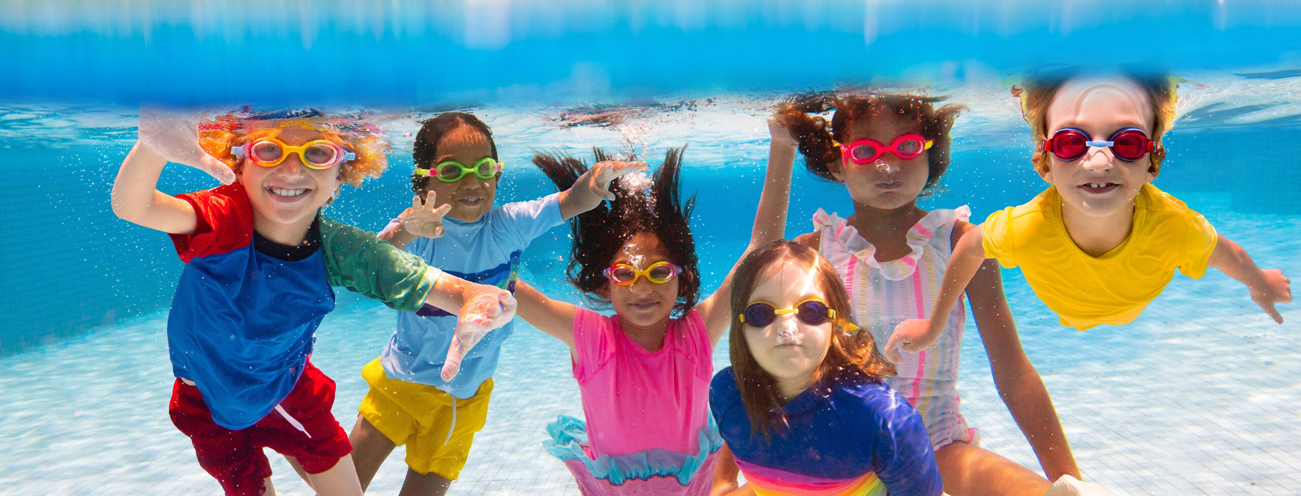 Kinder tauchen in einem Swimming-Pool