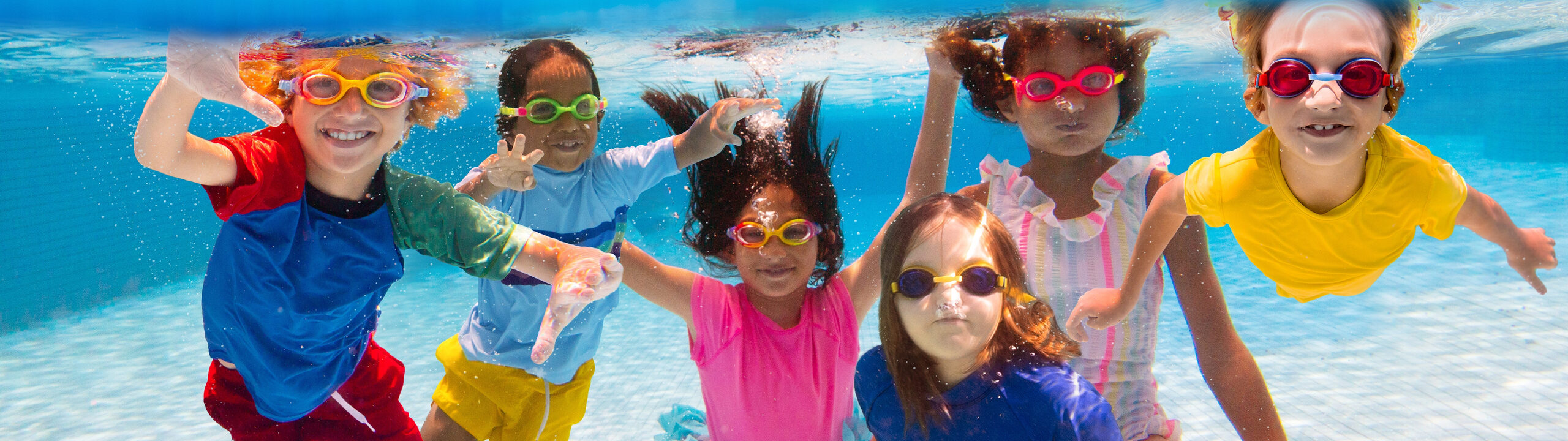 Kinder tauchen in einem Swimming-Pool