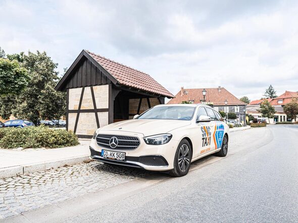 Ein Taxi wartet an der Bushaltestelle Sonnefeld Domäne