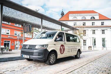 Ein Großraumtaxi wartet am Theaterplatz