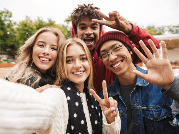 Gruppe fröhlicher junger Leute macht ein Selfie