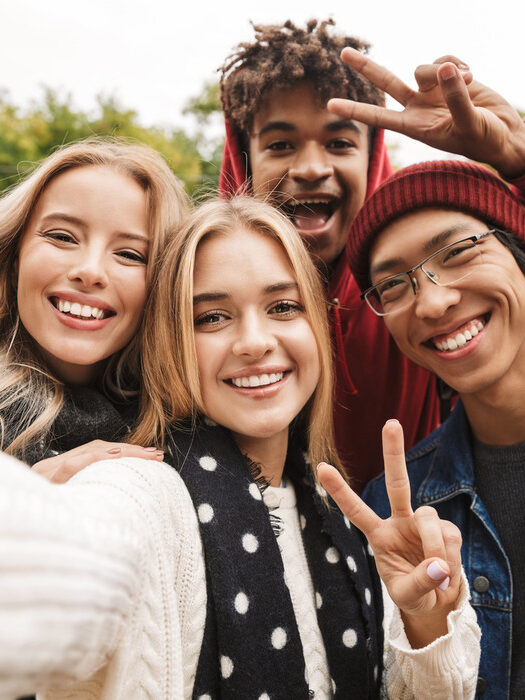 Gruppe fröhlicher junger Leute macht ein Selfie