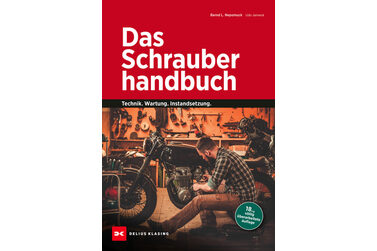 Mann bei der Reparatur eines Motorrads