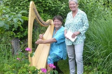 Tini Carl und Heidi Fischer im Garten