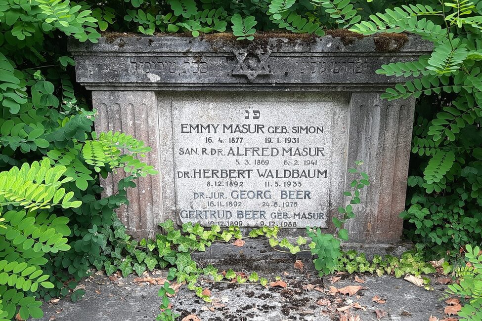 Grab der Familie Masur