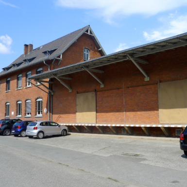 Ortsbildprägend: Das Zollgebäude, Verwaltungsbau mit Halle