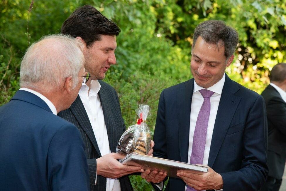 OB Dominik Sauerteig übergibt einen Coburg-Bildband und Schmätzchen an den belgischen Premierminister Alexander de Croo, der die Feierlichkeiten in Oudenaarde besuchte.