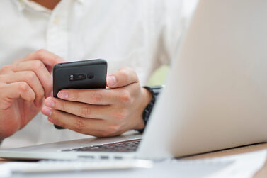 Close,Up,Focus,Man,Hand,Hold,Mobile,For,Work,Or